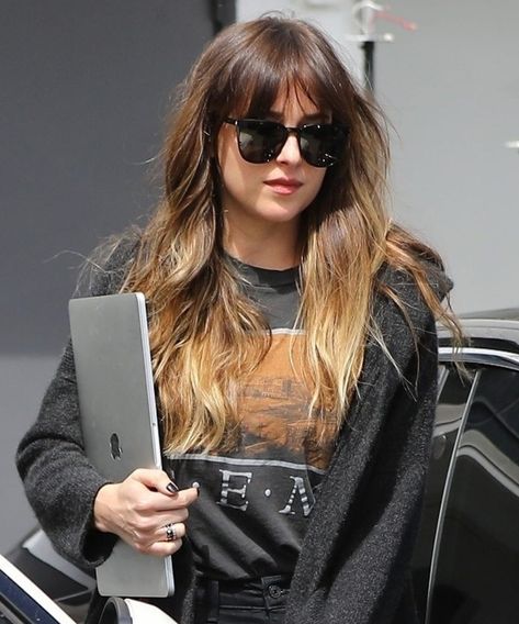 Dakota Johnson Gets Blonde Ombré Highlights For Summer Summery Blonde, Dakota Johnson Bangs, Dakota Johnson Hair, Dakota Johnson Style, Hair Color Light Brown, Ombré Hair, Blonde Hair With Highlights, Beauty Looks, The Dark Side