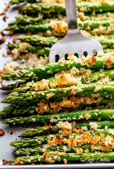 Crispy Parmesan Asparagus with Garlic Butter Asperigus Recipes Stove, Asparagus Recipes Grilled, Garlic Butter Asparagus, Asparagus Bed, Butter Asparagus, Garlic Asparagus, Scalloped Corn, Salad Appetizer Cups, Grilled Asparagus Recipes