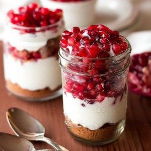 Pomegranate Recipes Dessert, Pomegranate Parfait, Pomegranate Dessert, Jar Desserts, Yalda Night, Oat Recipes, Mothers Day Dinner, Pomegranate Recipes, Pretty Desserts