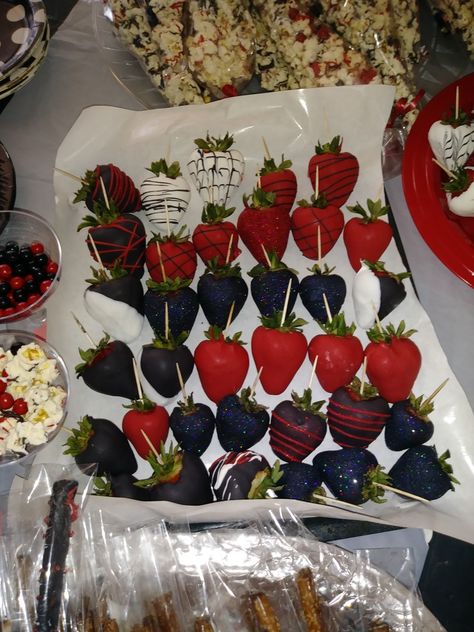 Red Black And Gold Dessert Table, Black And Red Food Party Ideas, Red And Black Party Aesthetic, 18th Birthday Party Ideas Red And Black, Red And Black Chocolate Strawberries, Dark Red Party Aesthetic, Black And Red 18th Birthday, Red And Black Desserts, Red And Black Aesthetic Birthday