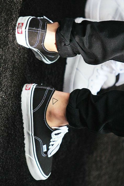 Louis Tomlinson Shoes, Cup Of Tea Tattoo, Louis Tomlinson Tattoos, Tattoos 2023, Toe Tattoos, Horse Shoe Tattoo, One Direction Louis, Box Photo, Vans Black And White