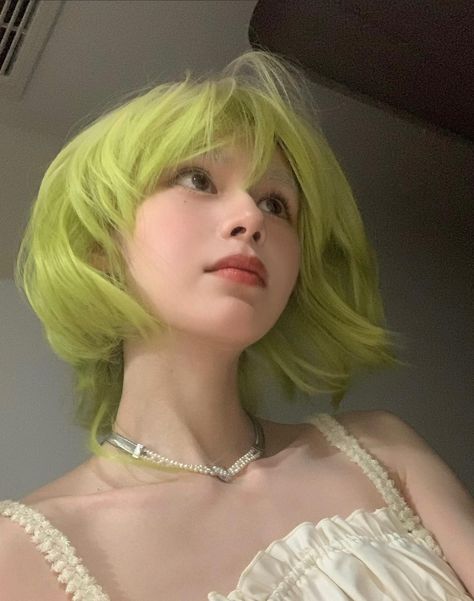 Pistachio Hair Color, Spring Green Hair, Blonde Hair Faceless, Matcha Green Hair, Matcha Green Wallpaper, Blonde And Green Hair, Spring Green Wallpaper, Light Green Hair, Pastel Green Hair