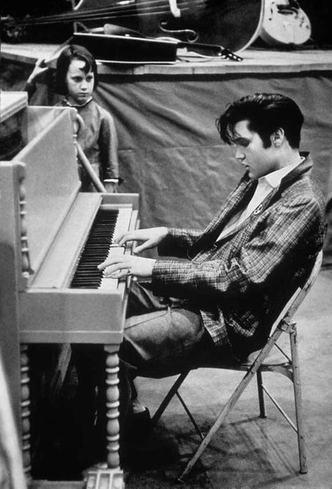 Sean Leonard, Young Elvis, Elvis Presley Pictures, Elvis And Priscilla, Elvis Presley Photos, Priscilla Presley, Lisa Marie Presley, Memphis Tennessee, Rock N’roll