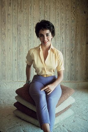 Elizabeth Taylor Style, Classical Hollywood Cinema, Kibbe Romantic, She Walks In Beauty, Hollywood Cinema, Violet Eyes, British American, Child Actresses, Beauty Icons