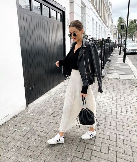 Look Adidas, Skirt Outfits Fall, Skandinavian Fashion, London Outfit, 가을 패션, Mode Inspiration, Looks Vintage, Outfits Casuales, Black Jacket