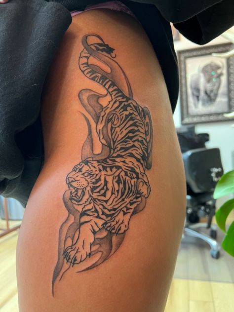 Tiger Hip Tattoo, Tiger Tattoo Thigh, Tiger Tattoo Design, Hip Tattoos Women, Forearm Tattoo Women, Leg Tattoos Women, Pretty Tattoos For Women, Dope Tattoos For Women, Stylist Tattoos