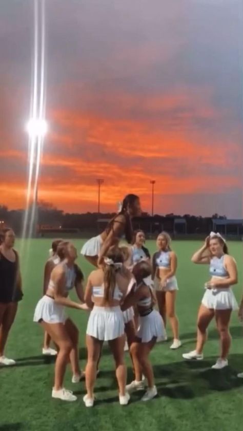 Cheerleader Moves For Beginners, Cheer Routines Videos, Different Types Of Cheerleaders, Cute Cheer Dances, Jv Cheer Stunts, Cheer Builds, Cheerleading Dance Routines, Amazing Cheer Stunts, Competitive Cheer Aesthetic