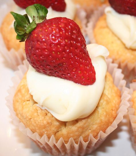 Pound Cake Muffins with Strawberries Pound Cake Muffins, Pound Cake Cupcakes, Cake Muffins, Pound Cake With Strawberries, Salty Cake, Pound Cakes, Cake Cupcakes, Pound Cake Recipes, Mini Muffins