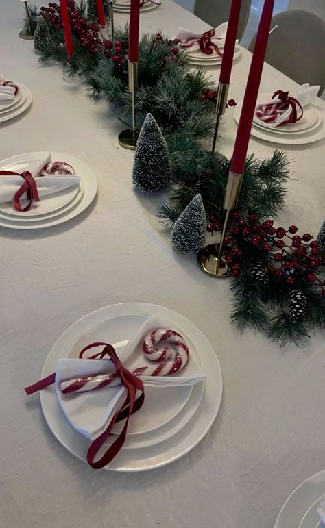 Christmas Table Setting Aesthetic, Christmas Diner Decor Ideas, Friendsmas Dinner Table Settings, Christmas Table Astethic, Christmas Posada Ideas, Galsmas Christmas Party, Simple Table Christmas Decor, Christmas Dinner Table Aesthetic, Christmas Deco Aesthetic