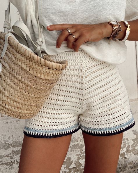 Poom poom short 🤍 Un short en crochet @pabloofficiel publicité  shortcrochet aesthetic outfit summeroutfit summer Crochet Shorts Outfit, Short Crochet, Crochet Short, Summer Mood, Aesthetic Outfit, Short Outfits, Mood Board, Lily, Ootd