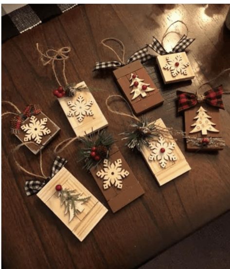 Jul Diy, Dollar Store Christmas Crafts, Christmas Crafts To Sell, Diy Christmas Ornaments Easy, Handmade Christmas Crafts, Christmas Crafts To Make, Dollar Store Christmas, Christmas Wood Crafts, Holiday Crafts Christmas