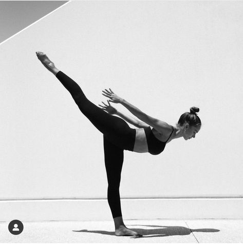 Asthetic Pics Yoga, Yoga Photoshoot Aesthetic, Barre Photoshoot Ideas, Stretching Photoshoot, Yoga Aesthetic Photography, Yoga Photography Photo Shoots, Yoga Photoshoot Ideas, Yoga Shoot, Gymnastics For Beginners