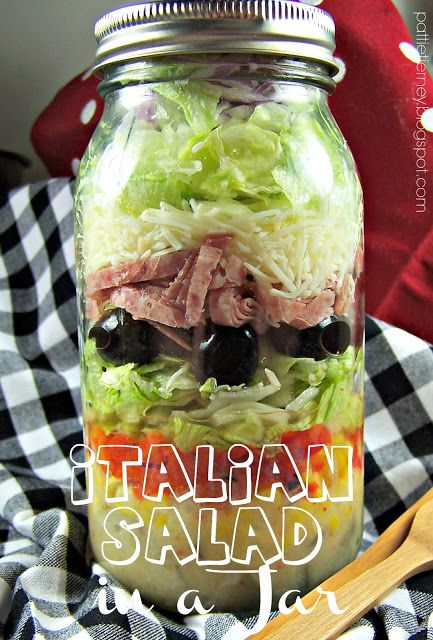 Mason Jar Meal Prep, Mason Jar Lunch, Mason Jar Recipe, Salad Jar Recipe, Mason Jar Salad Recipes, Italian Chopped Salad, Savvy Southern Style, Mason Jar Salad, Mason Jar Meals