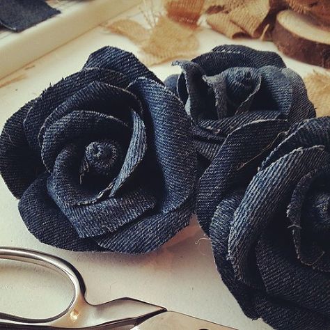 Denim roses, cut petals, cover with Mod Podge and curl to shape. When dry make roses. Denim Roses, Metal Wreath Frame, Blue Jeans Crafts, Small Wreaths, Denim Jeans Ripped, Rag Wreath, Denim Flowers, Jean Crafts, Denim Ideas