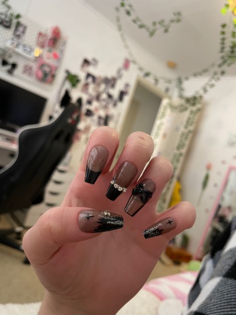 Acrylic Nail Designs Dark, Gothic Coquette Nails, Coquette Nails Black, Black Nails Aesthetic Dark, Black Nails Coquette, Goth Coquette Nails, Black Coquette Nails, Dark Coquette Nails, Short Nail Designs Coquette