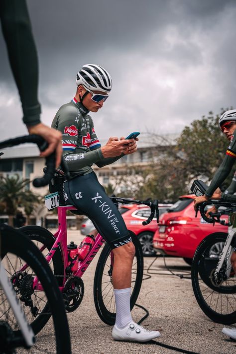 Alpecin-Fenix Cycling Team on Twitter: "🇮🇹 #Giro When the weather app says 🌧️🌧️🌧️… " Road Bike Style, Cyclist Photography, Road Bike Photography, Cycling Attire, Cycling Inspiration, Cycling Posters, Weather App, Bike Illustration, Bike Photography