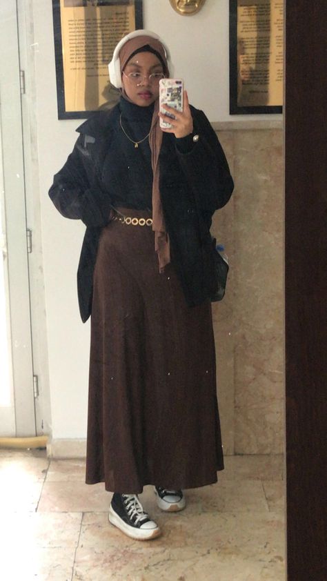 brown skirt fall outfit turtleneck hijabi fashion Brown Skirt Outfit Hijab, Brown Outfit Hijab, Black Outfit Hijab, Skirt Outfits Hijab, Halal Outfits, Brown Skirt Outfit, Hijab Streetwear, Black Top Outfit, Long Brown Skirt