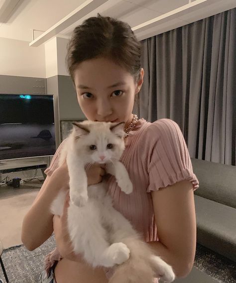 Jennies Dog, Cat Icon, Jennie Kim Blackpink, Cat Aesthetic, Blackpink Photos, Pet Names, Blackpink Jennie, Cat Pics, K Idols