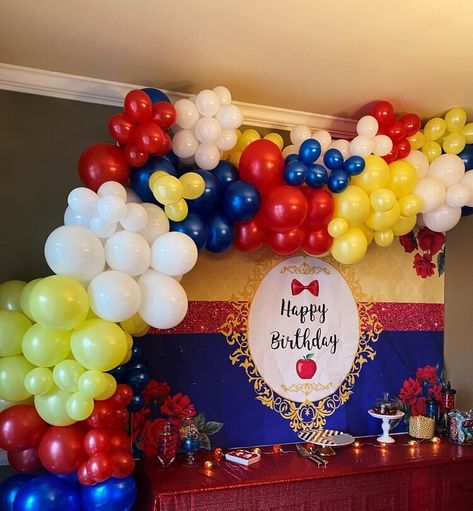 Snow White Balloon Garland, Snow White Birthday Party Decorations, Mirror Mirror Snow White, Snow White Party Favors, Mirror Snow White, White Party Favors, Snow White Cake, Princess Balloons, Snow White Birthday Party