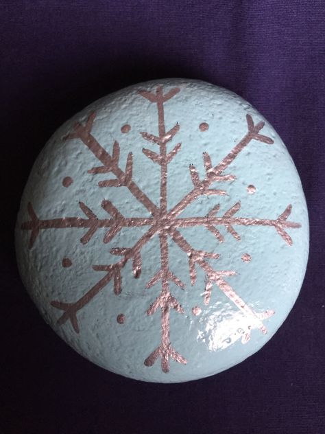 Snowflake Rock Painting, Snowflake Painted Rocks, Winter Painted Rocks, Christmas Pebble Art, Christmas Craft Show, Diy Rock Art, Seashell Painting, Stone Art Painting, Christmas Rock