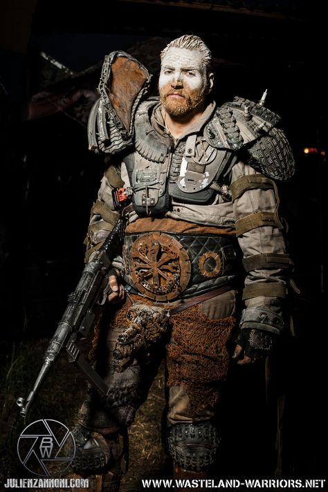 wasteland warriors postapo wasteland postapocalyptic wacken fallout raider mad max https://www.facebook.com/wasteland.warriors.net Fallout Raider, Apocalypse Costume, Post Apocalyptic Clothing, Dystopia Rising, Wasteland Warrior, Scale Armor, Apocalypse Fashion, Post Apocalyptic Costume, Apocalypse Character