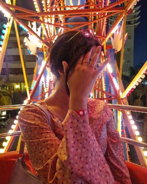 lights | Ferris wheel | holiday | 2022 aesthetic | dark | bright | carnival | funfair Carnival Aesthetic Outfit, Mela Aesthetic, Funfair Aesthetic, Ferris Wheel Pictures, Ferris Wheel Aesthetic, Wheel Aesthetic, Fair Pics, Fair Girls, Carnival Date