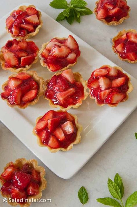 These mini tarts are ideal for parties, buffets, weddings, and Mother's Day. #strawberries #mini-tarts Mini Tarts Dessert, Strawberry Tarts Mini, Mini Fruit Tart, Fruits Tart, Tarts Mini, Dessert Tarts, Strawberry Tartlets, Strawberry Tarts Recipe, Tart Crust Recipe