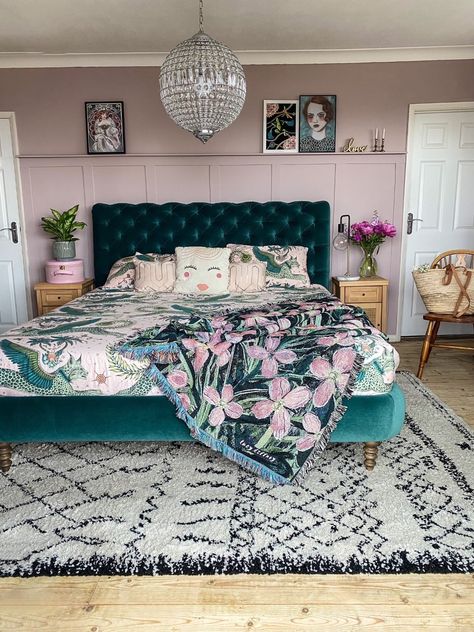 Ok, I know you’re all taking a huge deep breath and thinking, really Mel? Another blog post about panelling a wall? You are so 2019! Problem is, I’ve wanted Green Headboard, Jade Design, Bedroom Makeovers, Pink Bedroom Ideas, Green Interior Design, Green Bedroom, Pink Bedrooms, Velvet Bed, Green Bedding