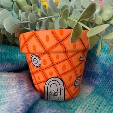 Kelli Marie Spongebob House, Painting Pots, Minecraft Bedroom Decor, Pineapple Plant, Painted Pot, Pottery Plant Pot, Spongebob Party, Pot Painting, Painted Pots Diy