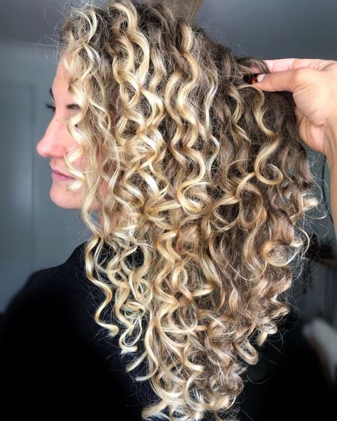 Long Type 3 Curl with Blonde Highlights and Lowlights Balayage For Curly Hair, Caramel Highlights Balayage, Curly Blonde Hairstyles, Blonde Hair Fade, Blonde Caramel Highlights, Blonde Highlights Curly, Curly Angled Bobs, Curly Hair Looks, Blonde Highlights Curly Hair