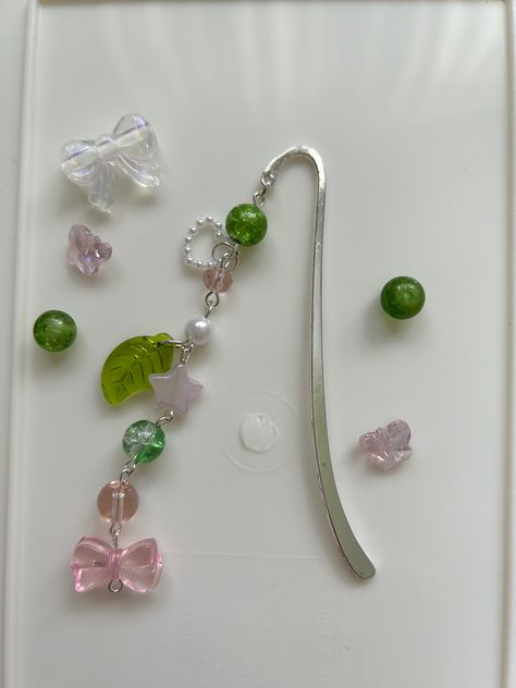 Bookmark Charms, Diy Beaded Rings, Gelang Manik-manik, Beaded Bookmarks, Pola Gelang, Beaded Jewlery, Gelang Manik, Kawaii Jewelry, Diy Bracelet Designs