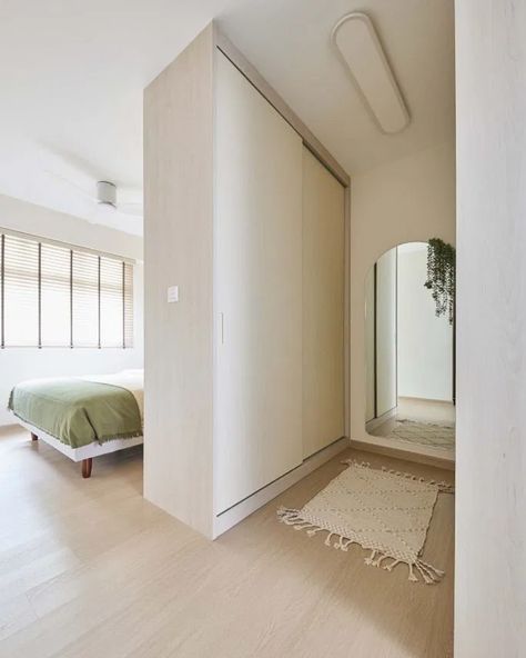 The clean and minimal aesthetic with curved accents ⚪️🤍 is a popular interior style among homeowners today, as shown in this 5-room HDB BTO in Tampines with all of the walls left unhacked for the growing family's needs. What are some inspo you got from this home? 👉 Read more at H&D's link in bio. #homedecor #HDB #property #HDBreno #homereno #renovation #minimal #minimalhome #curveinterior #interiordesign #design #interior 5 Room Bto Interior Design, 5 Room Bto, Bedroom Design Modern, Curved Kitchen, Scandinavian Design Bedroom, Textured Fabrics, Beautiful Bedrooms Master, Scandi Interiors, Contemporary Light