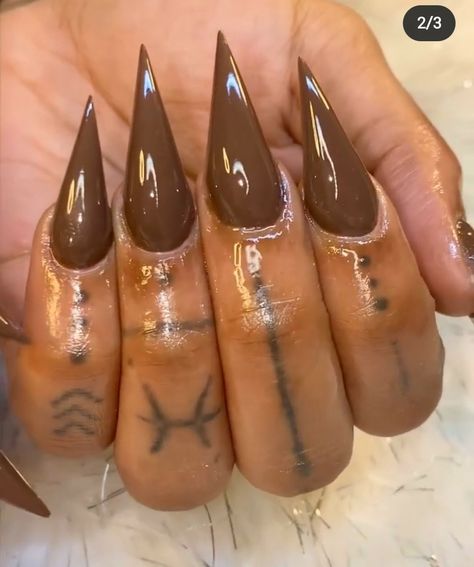 Brown Stilleto Nails Design, Dope Nail Designs Stilettos, Fall Nails Stilleto Shape, Ombre Stilleto Nails, Nude Stiletto Nail Designs, Brown Stiletto Nails, Cinnamon Nails, Bling Stiletto Nails, Stelleto Nails