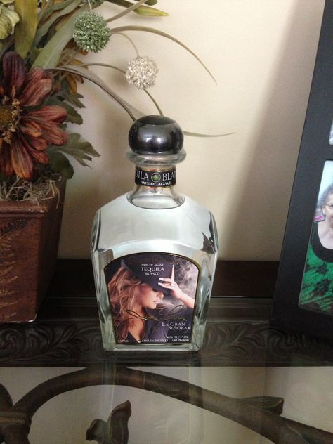 La Gran Señora Jenni Rivera Tequila Jenni Rivera Tequila, Rivera Family, Jenny Rivera, Jenni Rivera, Alcohol Drinks, Drink Ideas, Yummy Drinks, Tequila, Diva