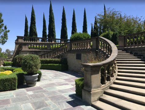 The Jaw-Dropping Mansion In Southern California That Everyone Should Tour At Least Once Greystone Estate, Beaux Arts Architecture, California Mansion, Castle Exterior, California Attractions, Mansion Tour, California Hikes, Luxury Houses Mansions, Dream Mansion