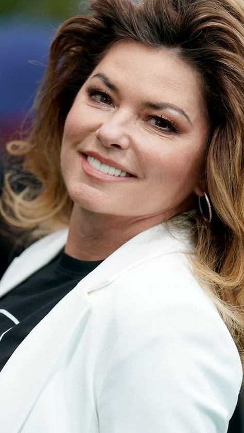 Shania Twain to Open New Bar in Downtown Nashville Open A Bar, Shaina Twain, Emeril Lagasse Recipes, Simpson Wallpaper Iphone, Emeril Lagasse, Country Pop, Downtown Nashville, Spiritual Artwork, Shania Twain