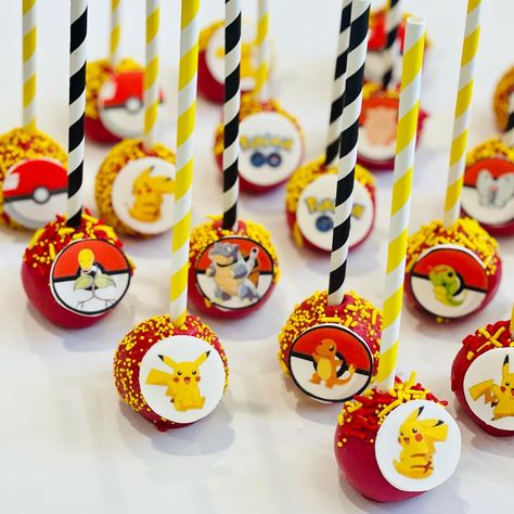 Pokemon Cake Pops Diy, Pikachu Cake Pops, Pokemon Cakepops, Pokemon Desserts, Pokeball Cake Pops, Pokemon Cake Pops, Dinosaur Cake Pops, Owl Cake Pops, Princess Cake Pops