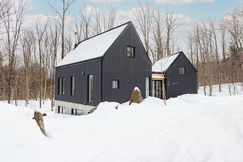 In Quebec, a Pair of Black Gables Form a Scandinavian-Inspired Cabin… - Dwell Scandinavian Cabin Exterior, Scandinavian Barn House, Scandinavian House Exterior, Scandinavian House Plans, Modern Mountain Cabin, Scandinavian Modern House, Scandinavian Home Design, Minimalist Cottage, Scandinavian Cabin