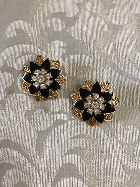 Black Beads Earrings Gold, Black Bead Earrings Gold, Black Beads Ear Rings Gold, Black Stone Earrings Gold, Jumki Gold, Black Bead Earrings, Black Bangles, Stone Earrings Gold, Black Gold Earrings