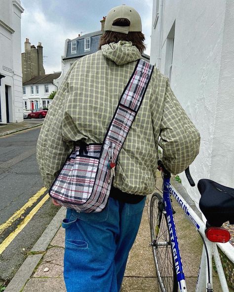 New BlAcK DoNny BaG onLiNe NoW!*!* . . . . . #sustainability #sustainblefashion #learntosew #makeyourownclothes Cool Crossbody Bags, Modular Bag Design, Messenger Bag Outfit, Sewing A Bag, Sew A Bag, Messenger Bag Pattern, Trying On Clothes, Bags Outfit, Messenger Bag Patterns