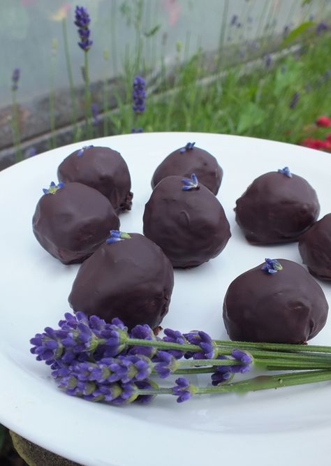 Homemade lavender chocolate truffles Lavender Truffles, Lavender Treats, Lavender Food, Lavender Chocolate, Edible Flowers Recipes, Lavender Recipes, Floral Ice, Truffles Recipe, Culinary Lavender