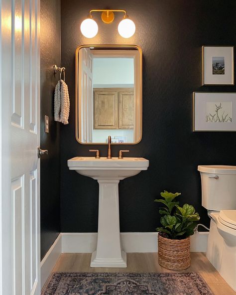 Modern, dark navy blue & brass bathroom. Dark + moody bathroom design. Inkwell paint color by Sherwin Williams Bathroom Ideas Pedestal Sink, Small Dark Bathroom, Black Powder Room, Powder Room Paint, Bathroom Dark, Moody Bathroom, Modern Powder Room, Dark Bathroom Ideas, Half Bathroom Decor