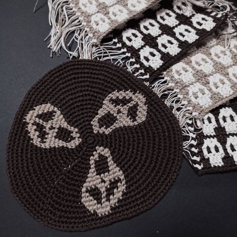 Cute Crochet Coasters, Gothic Coasters, Spooky Craft, Crochet Presents, Crochet Skull Patterns, Coaster Ideas, Cross Stitch Crochet, Crochet Skull, Dark Decor