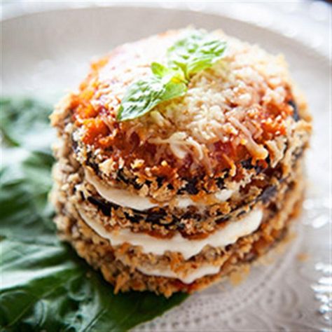 Eggplant rounds are breaded and baked, then stacked and layered with Ragu® Old World Style® Traditional Sauce and mozzarella cheese, then baked again until hot and cheese has melted. Easy Eggplant Parmesan, Eggplant Stacks, Baba Ganush, Easy Eggplant, Crispy Eggplant, Eggplant Parmesan Baked, Tomato Tart, Baked Eggplant, Eggplant Parmesan