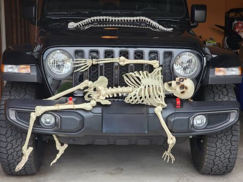 Halloween Car Ideas, Jeep Halloween Decorations, Jeep Wrangler Halloween Ideas, Jeep Crafts, Jeep Decorations, Gladiator Halloween, Jeep Decor, Halloween Car Decorations, Car Aesthetics