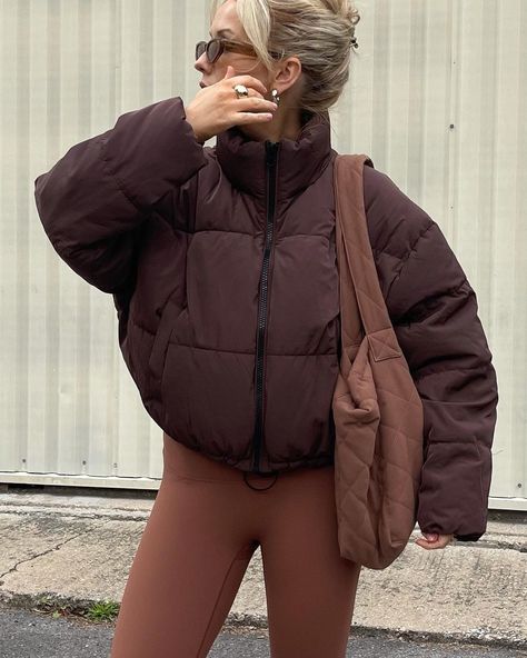 Brown Puffer Jacket, Brown Puffer, Cap Outfit, Off Duty Outfits, Puffy Jacket, Winter Fashion Outfits, Jacket Outfits, Fashion Classy, Workout Clothes