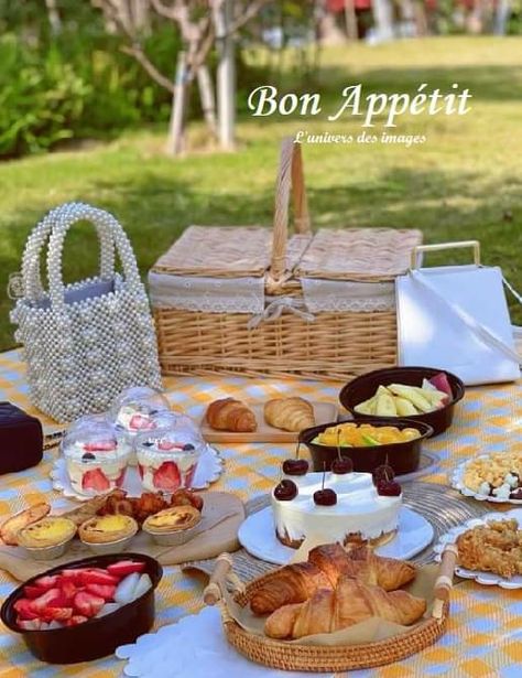 Summer Picnic Ideas, Dreamy Picnic, Picnic Date Food, Picnic Inspiration, Picnic Essentials, Picnic Birthday, Picnic Ideas, Picnic Date, Picnic Blankets