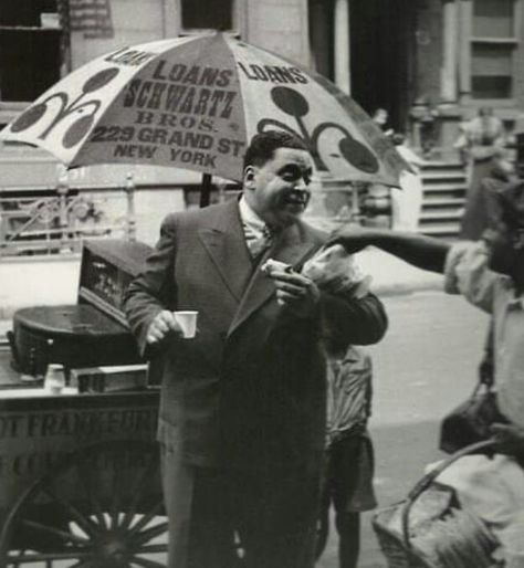 Vintage Jazz Icon: Fats Waller grabbing a hot dog in Harlem, May be 1937. 1930s Harlem, Chitlin Circuit, Charles Peterson, Fats Waller, Jazz Pianist, Photo Time, Vintage Nyc, Black Glamour, Blues Musicians