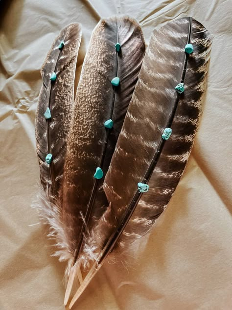 Turquoise Studded Turkey Feather – Cares & Whoas Diy Turquoise Decor, Painted Turkey Feathers, Smudge Feathers Diy, Bird Feathers Craft, Feather Decoration Ideas, Duck Feather Decor, Turkey Feather Crafts, Turkey Feather Decor, Western Crafts Diy