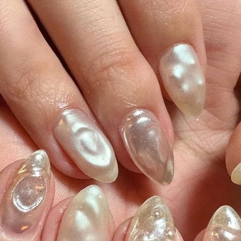 Kim Truong on Instagram: "Who sells sea shells by the sea shore? Abstract pearly seashell nails for @atianadelahoya" Clam Shell Nails, Sea Nails Aesthetic, Sand Nails Design, Beach Shell Nails, Shell Nails Seashells, Abalone Shell Nails, Oyster Shell Nails, Pearly Nails, Seashell Nail Art